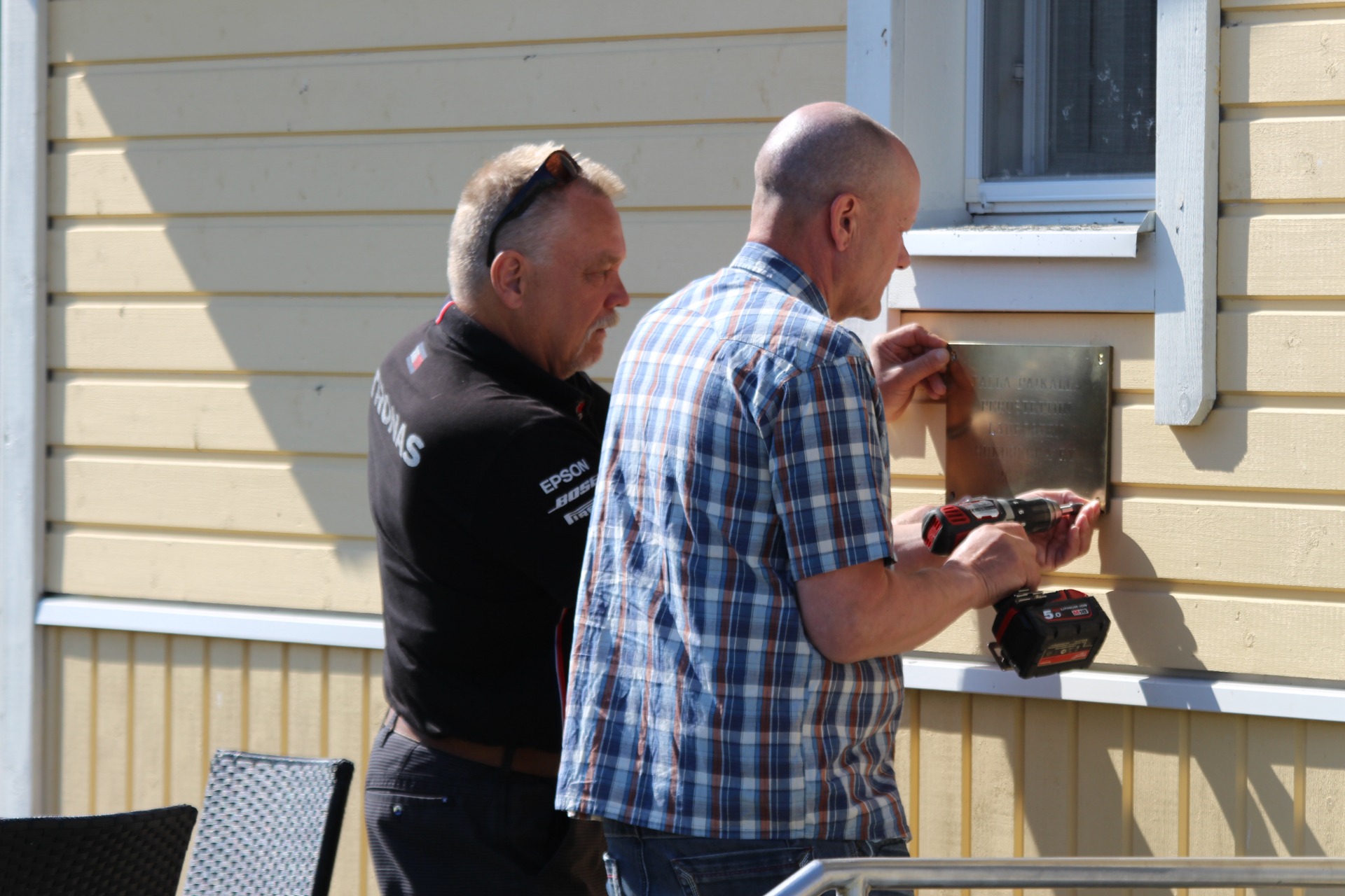 Muistolaatan kiinnitys, Tuomo ja Kari