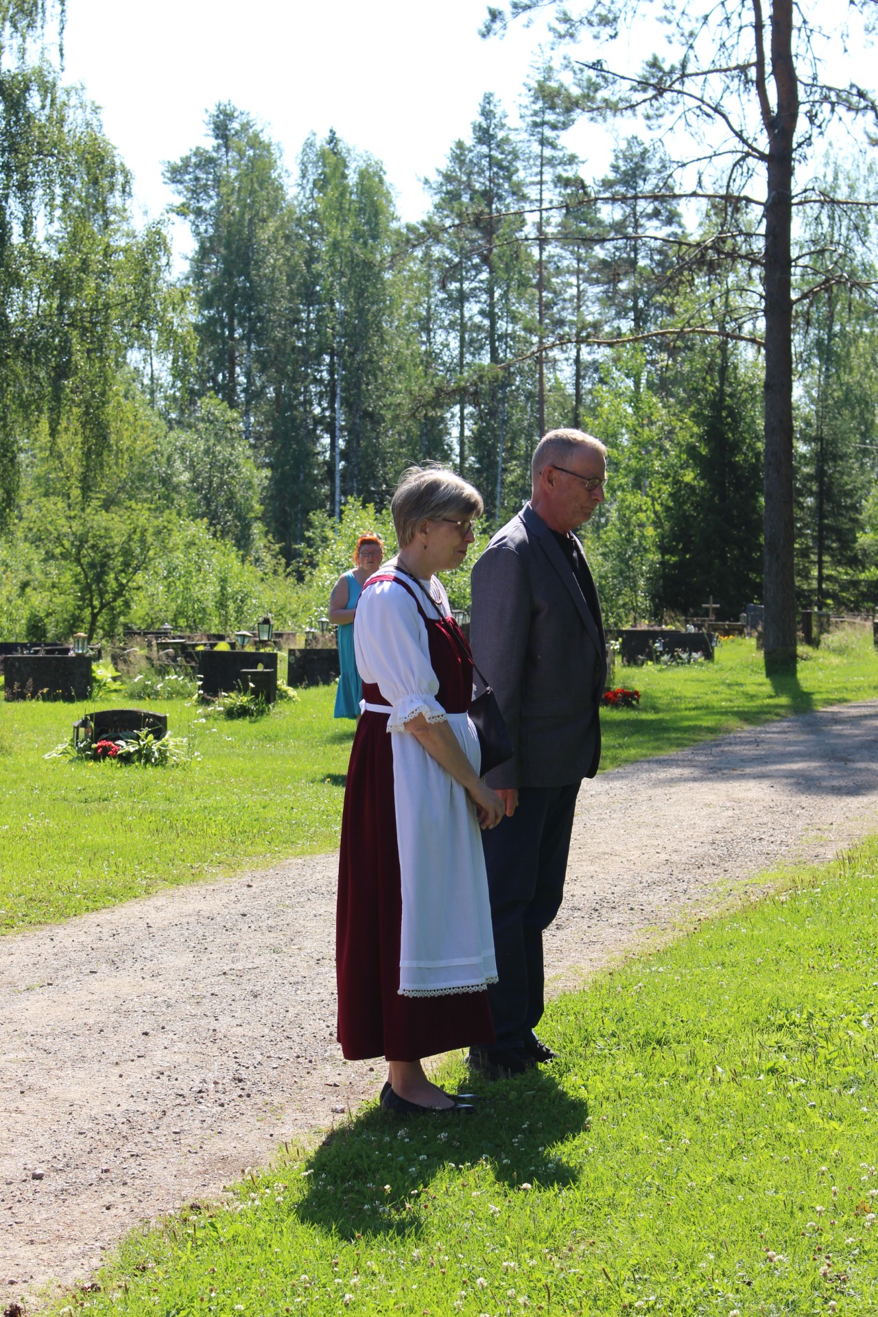 Kukkatervehdys sukuseuran perustamisjuhlan järjestäjien Siiri, Eino ja Teuvo Laurosen haudoille Tuupovaaran hautausmaalle