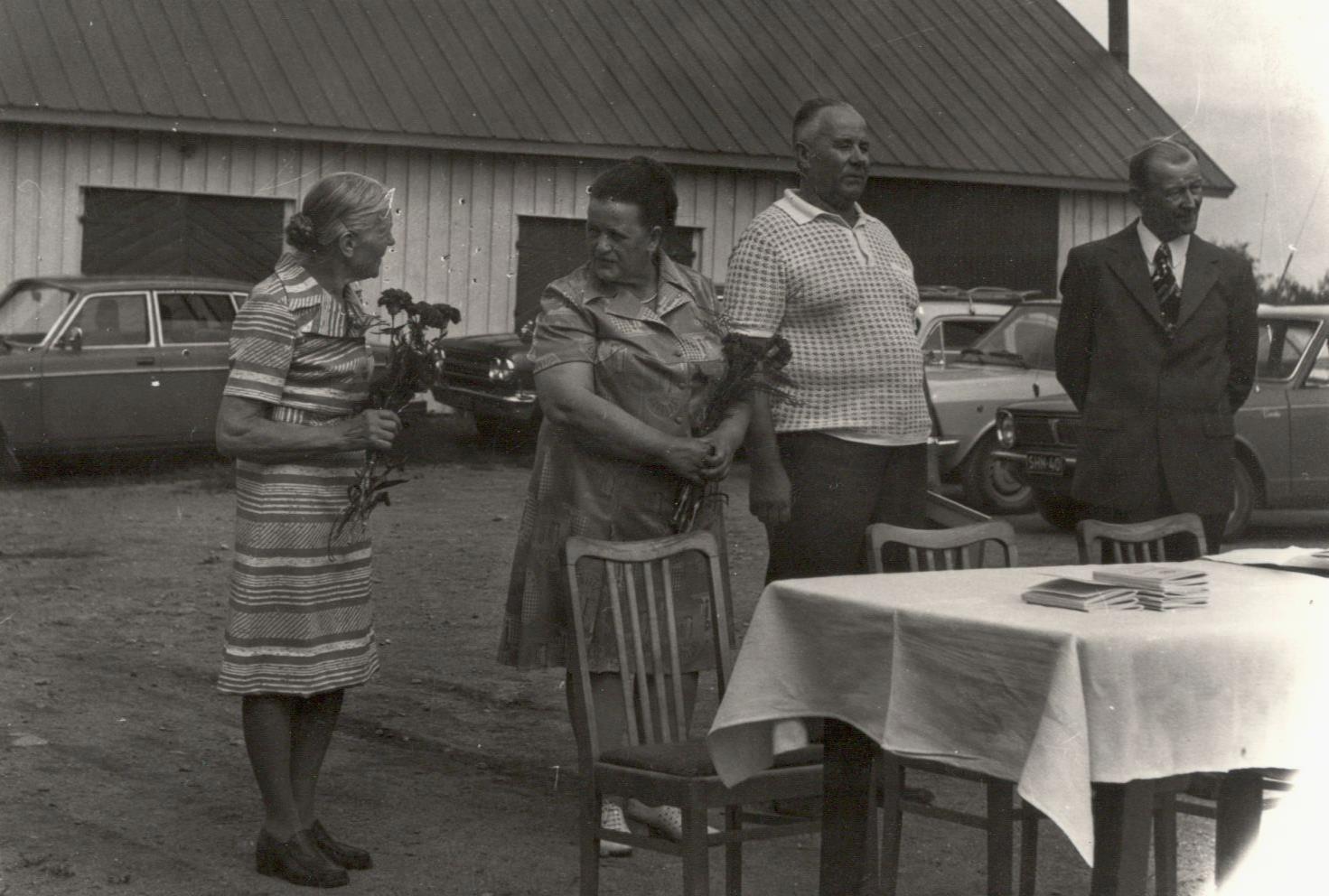 Hanna, Siiri, Eino ja Onni Lauronen Tuupovaaran Kinnasniemessä sukuseuran perustamisjuhlassa 1975