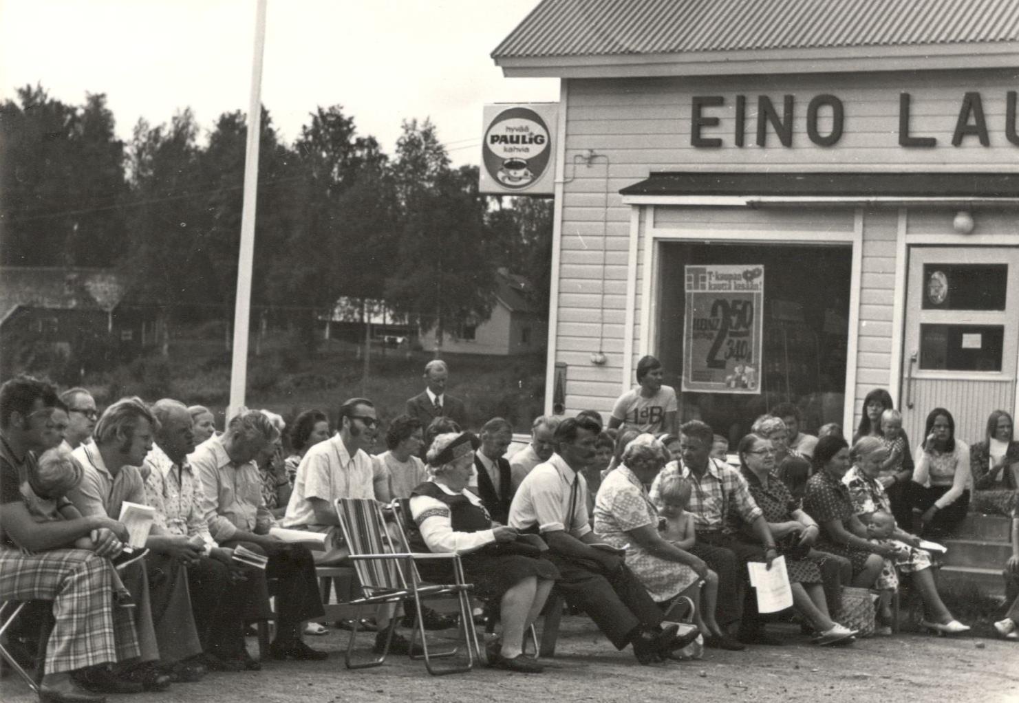 Vuoden 1975 juhlaväkeä